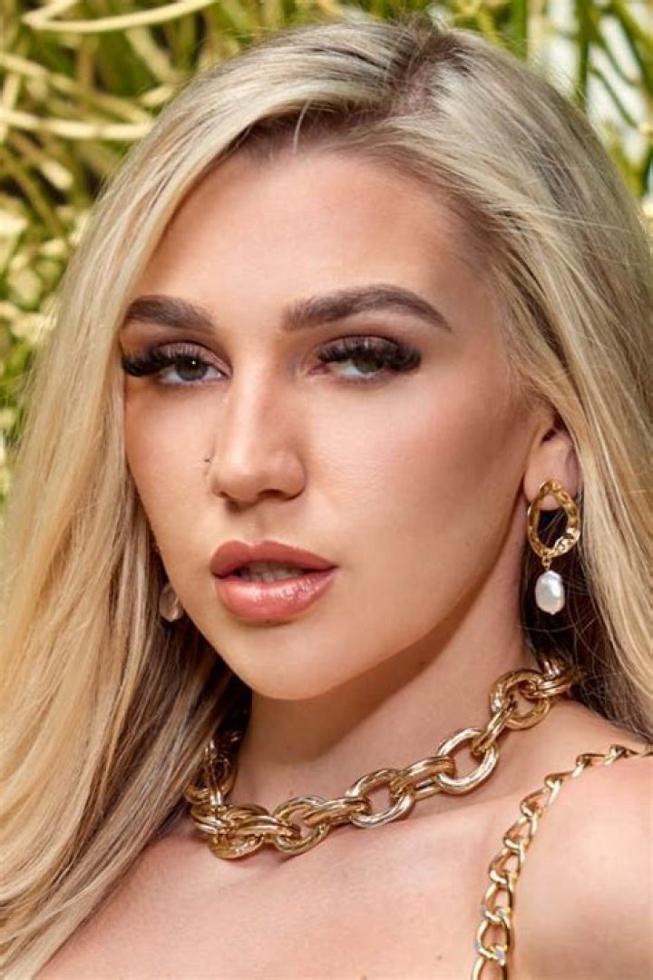 Kendra Sunderland Profile Images — The Movie Database (TMDB)